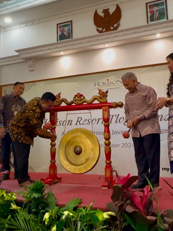 Pemukulan Gong sebagai tanda resmi pembukaan Soft Opening Hotel