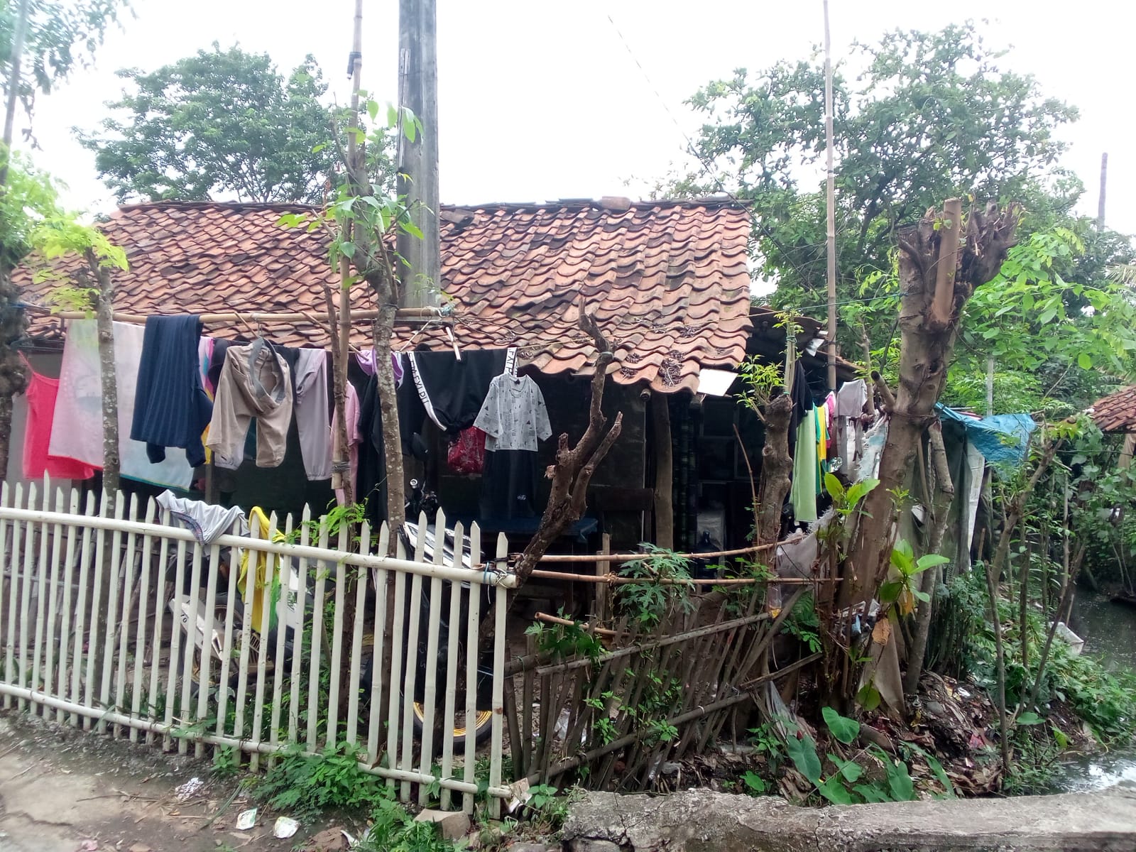 Keadaan Rumah Rani Warga Kampung Ceger Desa Karangmukti Kecamatan Karangbahgia Yang Memperihatinkan