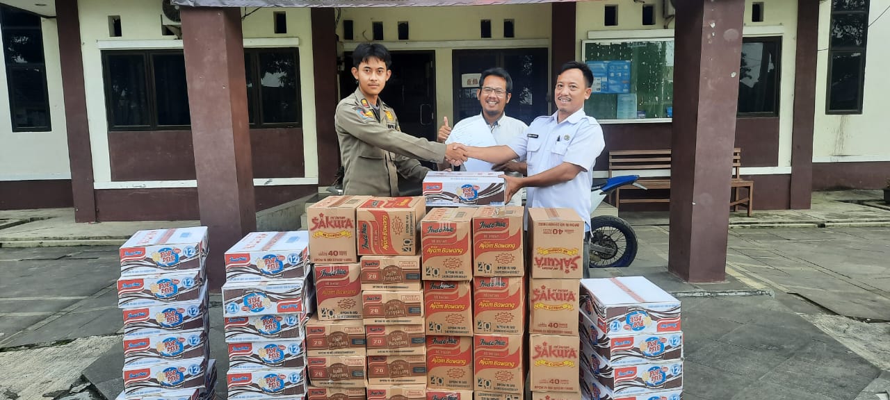 Keterangan foto: Abdul Rohman KaKasubag Kepegawaian dinas Koperasi UKM Kabupaten Bekasi menyerahkan menyerahkan bat batun paket sembako mie instan kepada staf kecamatan Cibursah,Rabu, 05/03/2025.(ft : DR)
