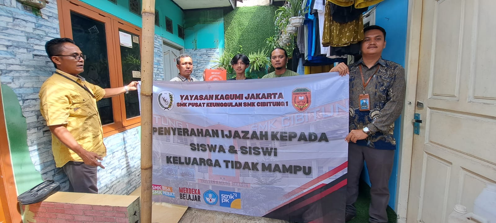 Keterangan foto: Penyerahan ijazah oleh Guru SMK Cibitung 1 kepada alumni siswa tahun 2013 (Ilham Nazril Maulana) Selasa, 20/05/2025
