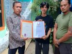 Keterangan foto: Penyerahan ijazah oleh Guru SMK Cibitung 1 kepada alumni siswa tahun 2013 (Ilham Nazril Maulana) Selasa, 20/05/2025