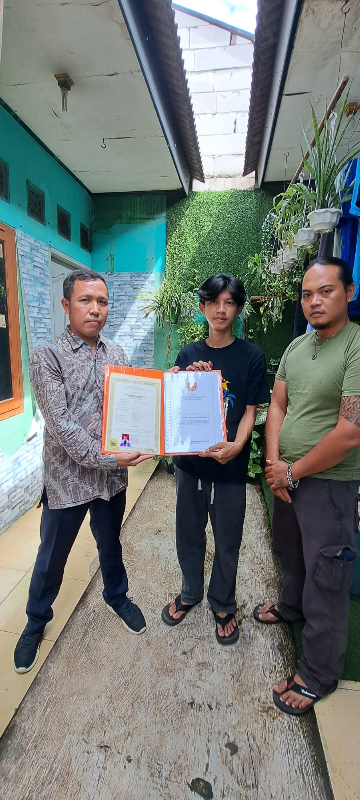 Keterangan foto: Penyerahan ijazah oleh Guru SMK Cibitung 1 kepada alumni siswa tahun 2013 (Ilham Nazril Maulana) Selasa, 20/05/2025