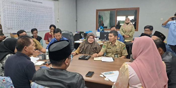 Keterangan foto : Anggota DPRD Kabupaten Bekasi saat sidak PT.Yong Woo International