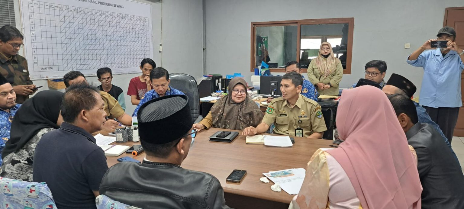 Keterangan foto : Anggota DPRD Kabupaten Bekasi saat sidak PT.Yong Woo International