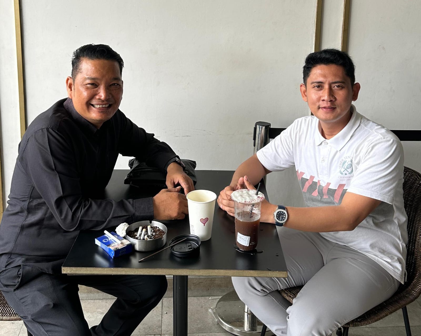 Keterangan foto: Anggota DPRD Kabupaten Bekasi dari Fraksi Amanat Perubahan Partai NasDem, Mustakim, SH, (baju putih) bersama Paulus Simalango,S.H Sekjen SMSI Kabupaten Bekasi