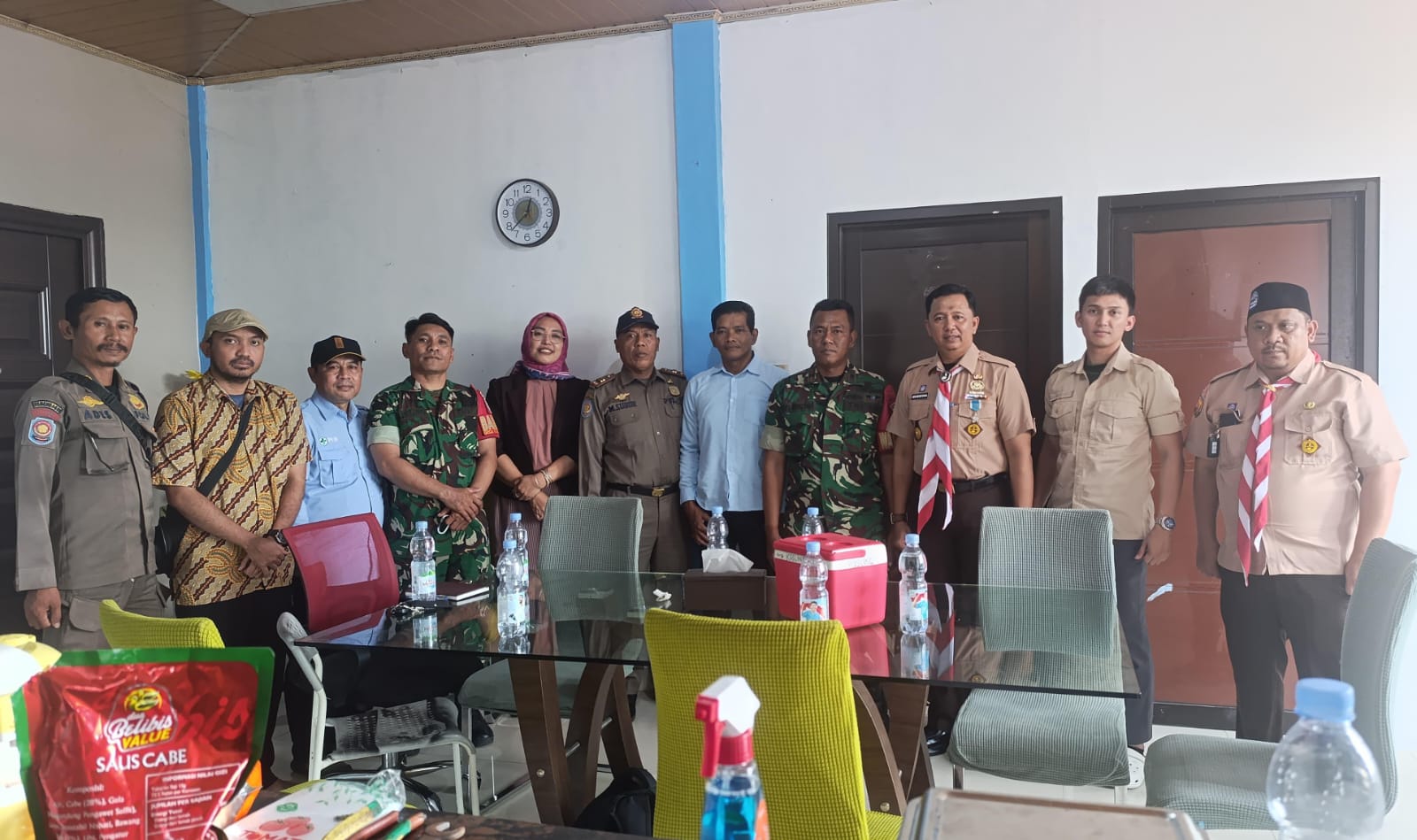Usai Telur Lalat, Siswa SMPN 1 Cileungsi Bogor Temukan Ulat di Menu MBG. Penemuan ulat sayur dalam Makanan Bergizi Gratis (MBG) mendapat perhatian serius dari Forkomcam kecamatan Cileungsi Kabupaten Bogor, Jawa Barat. Pihak penyedia makanan Yayasan Arrisquha menunjukkan respons positif.