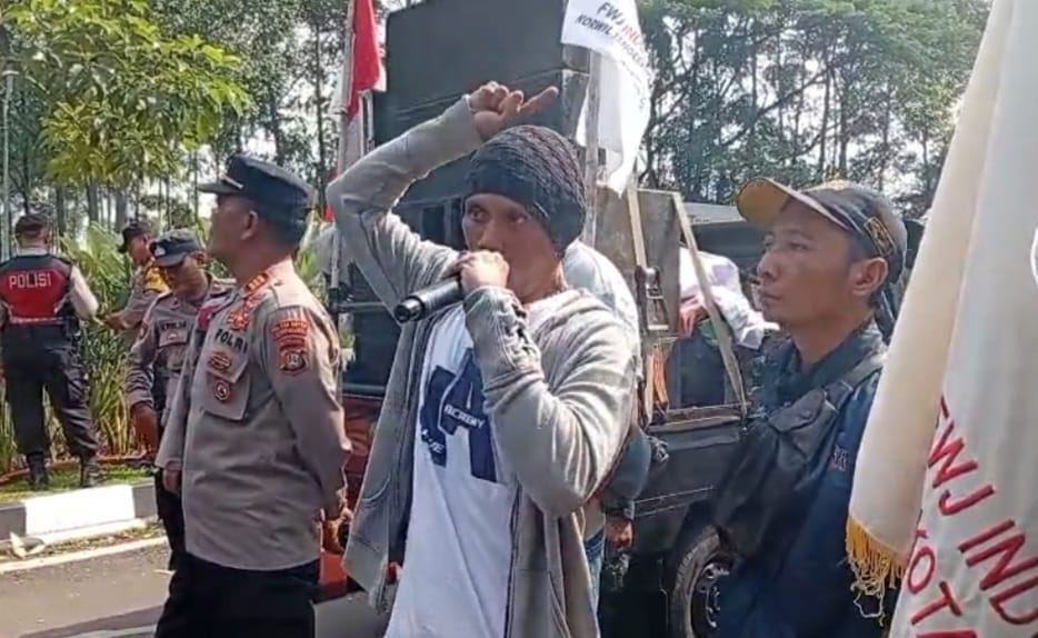 Forum Wartawan Jaya (FWJ) Indonesia gelar aksi demo tuntut Walikota Sachrudin