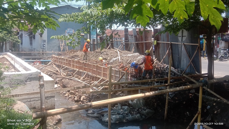 Pemerintah Kabupaten Malang melalui PU Bina Marga Kabupaten Malang Bangun jembatan di jalan krapyak, Desa Panggungrejo Kepanjen, Kabupaten Malang, Jawa Timur