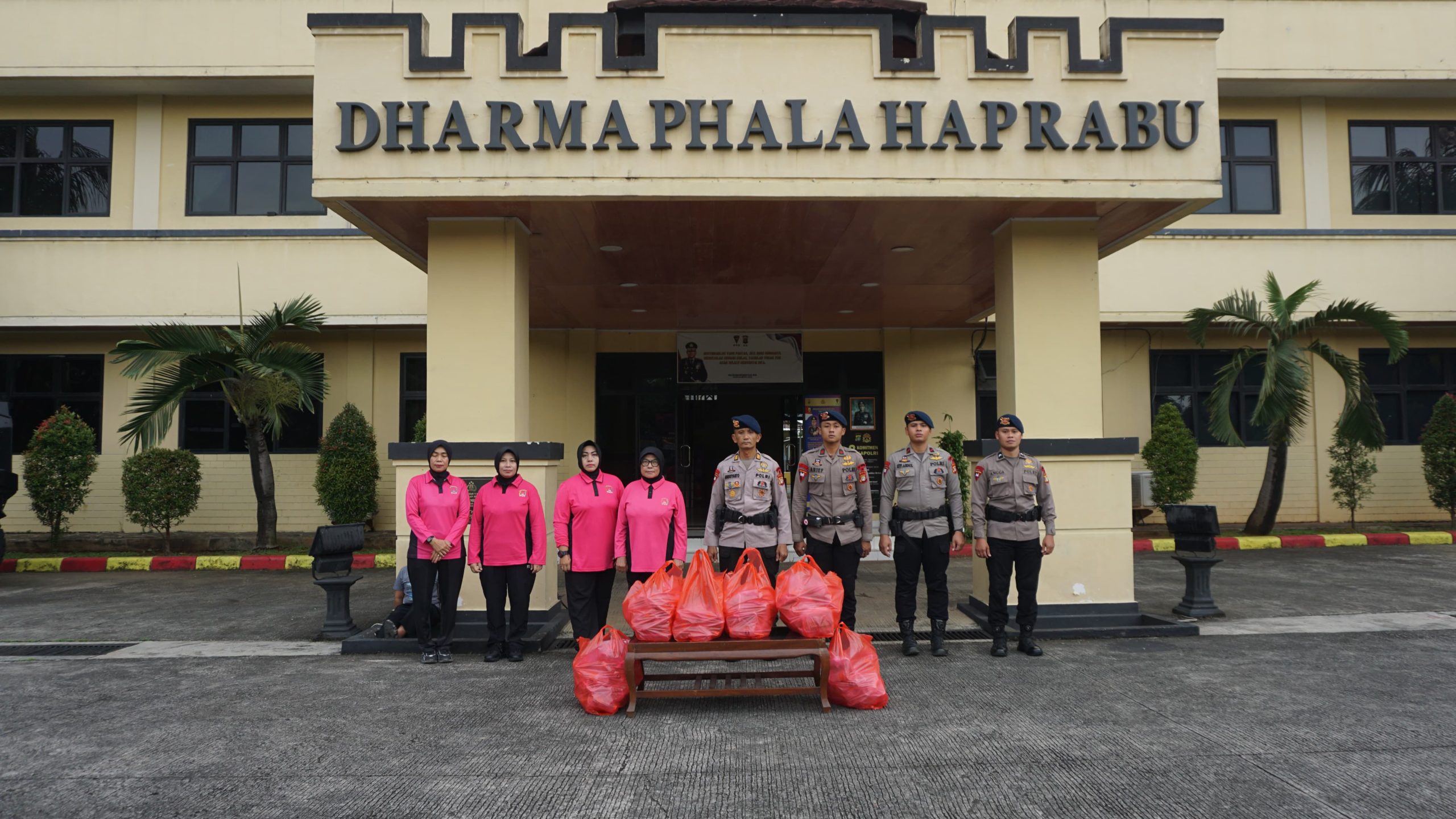 Bagikan Takjil ke Jalan