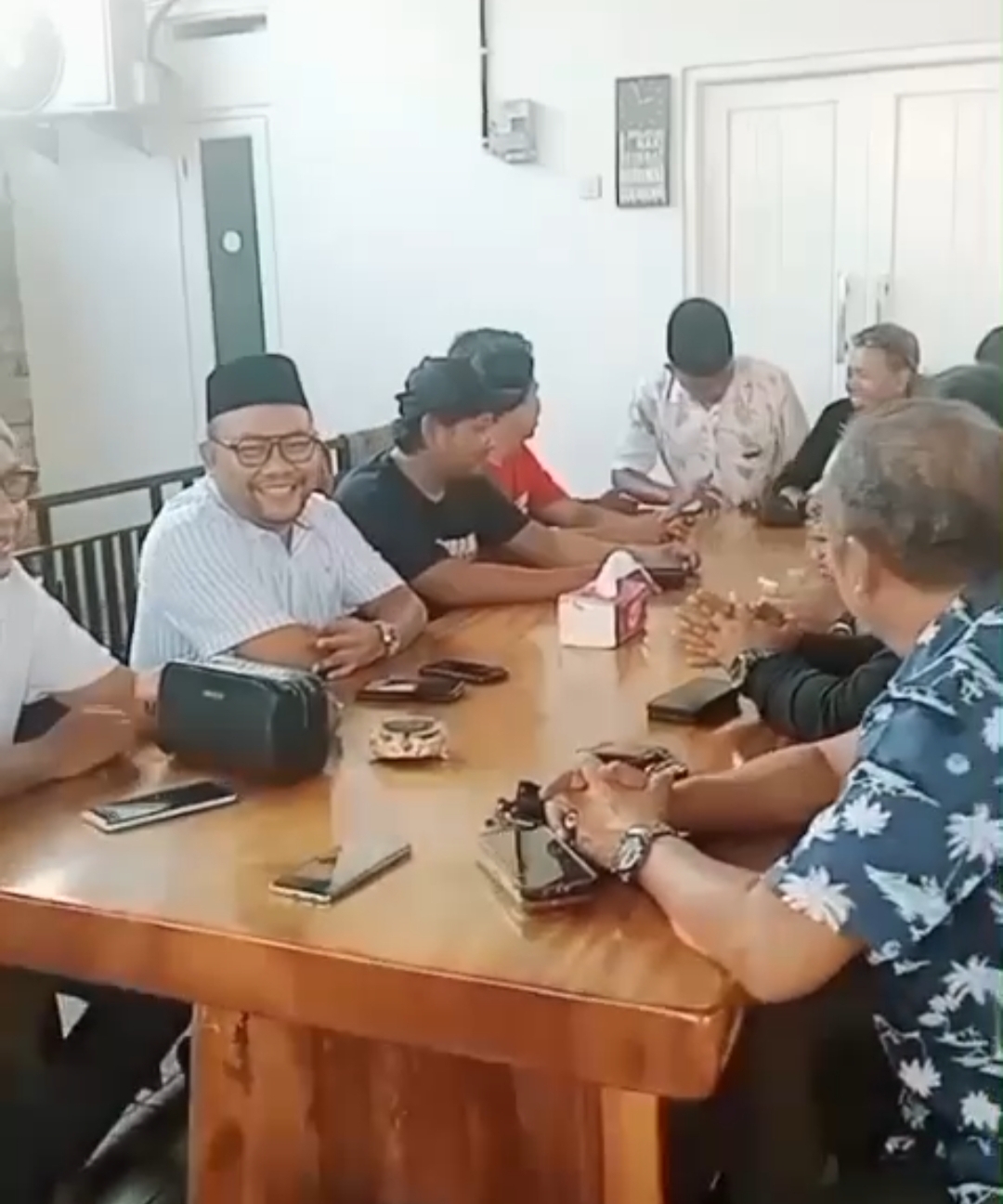 Saat Menjelang Bukber Di Kediaman Rokok Masyarakat Cikarang 